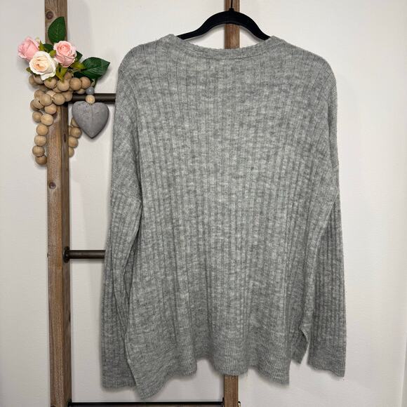 Abercrombie and Fitch Gray Long Sleeve Oversized Sweater Size Small - Picture 5 of 9